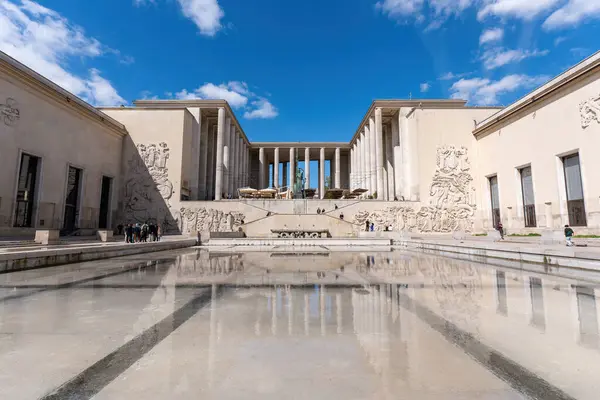 Paris, Fransa - 10 Nisan 2024: Paris 'in Modern Sanatları Müzesi ve Palais de Tokyo, mimarı Andre Aubert 1905-1987