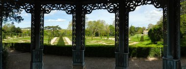 Bahar zamanı Bagatelle parkındaki gül bahçesinin panoramik görüntüsü. İmparatoriçe büfesinin içinden vurulmuş. Paris, Fransa yakınlarındaki Boulogne-Billancourt 'da yer almaktadır.