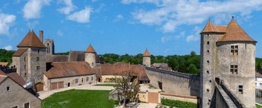 Blandy les Tours Kalesi Paris yakınlarındaki Seine-et-Marne departmanında. Avlu üzerinde panoramik manzara.