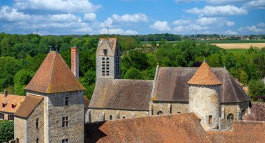 Blandy les Tours Kalesi Paris yakınlarındaki Seine-et-Marne departmanında. Arka planda Blandy Church 'ün olduğu Kuzey ve Meydan kulelerinin hava manzarası.
