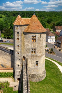 Blandy les Tours Kalesi Paris yakınlarındaki Seine-et-Marne departmanında. Sur yürüyüşü ve Arşiv kulesinin görüntüsü.