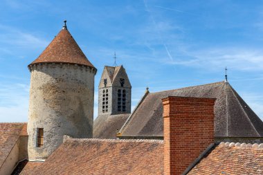 Blandy les Tours Kalesi Paris yakınlarındaki Seine-et-Marne departmanında. Arka planda Blandy Church 'ün olduğu kuzey kulesinin hava görüntüsü..