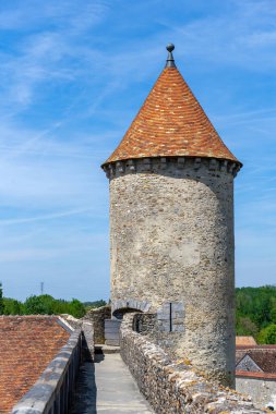 Blandy les Tours Kalesi Paris yakınlarındaki Seine-et-Marne departmanında. Sur yürüyüşü ve Arşiv kulesinin görüntüsü.