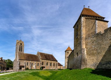 Blandy les Tours Kalesi Paris yakınlarındaki Seine-et-Marne departmanında. Blandy Church ile Kuzey ve Meydan kuleleri manzarası.