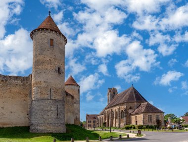 Blandy les Tours Kalesi Paris yakınlarındaki Seine-et-Marne departmanında. Arka planda Blandy Church 'ün olduğu Adalet ve Kuzey Kuleleri manzarası.