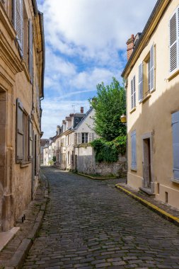 Oise, Picardy, Fransa 'daki Ortaçağ şehir merkezi Senlis' in tipik eski kaldırımlı caddesi