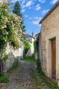 Oise, Picardy, Fransa 'daki Ortaçağ şehir merkezi Senlis' in tipik eski kaldırımlı caddesi
