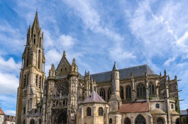 Senlis Katedrali Notre-Dame cephesi - Oise, Picardy, Fransa. Roma Katolik kilisesi ve eski bir katedraldir..