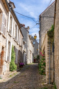 Oise, Picardy, Fransa 'daki Ortaçağ şehir merkezi Senlis' in tipik eski kaldırımlı caddesi