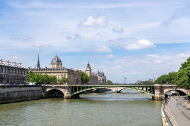 Pont Notre-Dame köprüsü, Ticaret Mahkemesi ve Conciergerie binaları, Paris, Fransa 'daki Seine nehri boyunca.