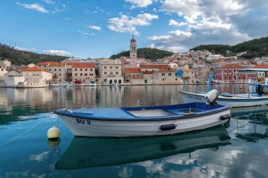 Pucisca, Hırvatistan - 26 Nisan 2023: Pucisca Brac Adası 'ndaki küçük şehir