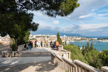 Split, Hırvatistan - 02 Mayıs 2023: Marjan Tepesi perspektifi Prva Vidilica na Marjanu 'daki turistler, Splits limanı ve kent manzarasının keyfini çıkarıyorlar.