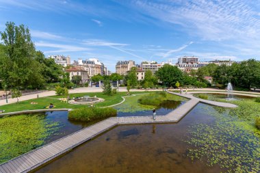 Paris, Fransa - 28 Temmuz 2024: Yenilenmiş Georges Brassens Kamu Parkının Panoramik Manzarası.