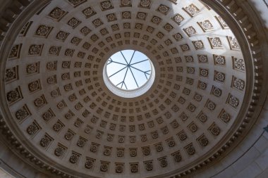 Rambouillet, Fransa - 15 Ağustos 2024: Rambouillet 'in arazisinde Kraliçe Sütünün Tavanı. Bu Dairy 1787 'de XVI. Louis' den Marie-Antoinette 'e bir hediyeydi..