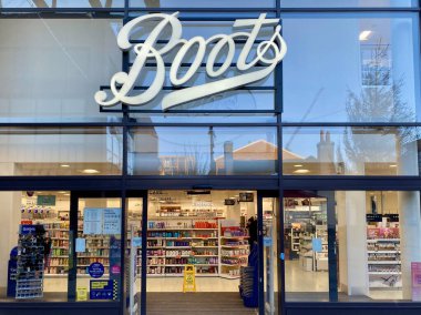 Bracknell, İngiltere - 09 Ocak 2025: Bracknell 'deki Boots eczanesinin ve kişisel bakım dükkanının giriş ve çıkış tabelası. İngiltere