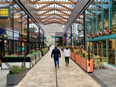 Bracknell, İngiltere - 23 Ocak 2025: Bracknell, İngiltere 'de restoran ve fast food işletmeleriyle dolu bir cadde olan Lexicon Alışveriş Merkezi' nde Eagle Lane boyunca yürüyen yayalar.