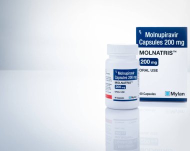 CHONBURI, THAILAND-OCTOBER 17, 2022: Molnupiravir kapsülleri 200 mg ilaç şişesi ve tedavi için karton kutu ambalajı covid-19. Molnatris, Merck lisansı altında Mylan Laboratuvarları tarafından üretildi. 
