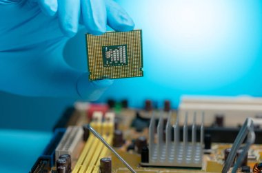 Elektronik mühendisi elinde bilgisayar çipi tutuyor. PC anakart için çipli elektronik devre kartı. İşlemci çipi. Elektronik bileşenler. Bilgisayar donanımı. Çip, yarı iletken ve ticaret savaş konsepti.