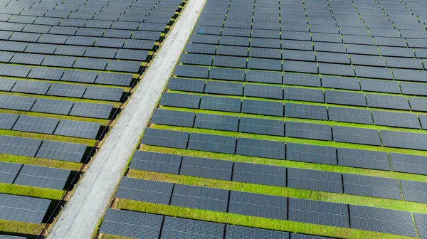 太陽光発電所の空中ビュー グリーンエネルギーのための太陽光発電 持続可能な資源 太陽電池パネルは太陽光を発電源としている 太陽光発電または太陽光発電 持続可能な再生可能エネルギー — ストック写真