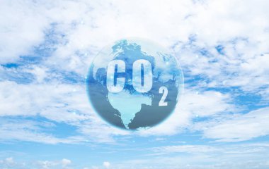 Mavi gökyüzünde küresel haritada CO2. Sera gazı. Karbondioksit gazı küresel hava kirliliği. Çevre sorunu. Havadaki karbondioksit sera gazı görevi görüyor. Küresel ısınmanın başlıca nedeni.