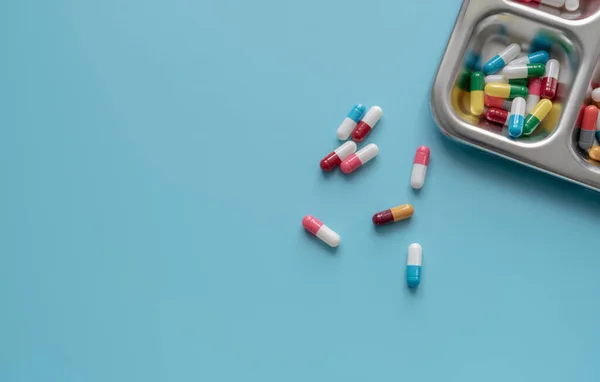 Bovenaanzicht Van Kleurrijke Antibiotica Capsule Pillen Een Dienblad Blauwe Achtergrond — Stockfoto
