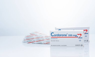 CHONBURI, THAILAND-Eylül 23, 2022: kabarcık paketi ve karton kutu ambalaj kordaron. Sanofi ürünü. Aritmi tedavisi için Amiodaron beyaz tablet hapları. Reçeteli ilaçlar. Eczacılık..
