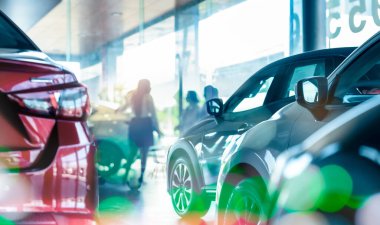 Modern lüks galeride yeni bir SUV arabası. Bulanık satış elemanı ve müşteri. Araba galerisi ofis konsepti. Dağıtıcı ajan işi. Otomobil kiralama servisi. Krupiye şirketi. Yeni araba alımı. Otomatik satış.