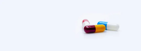 白い背景に抗生物質カプセル薬 抗生物質の薬物乱用の概念 処方薬だ 製薬業界 オンライン薬局のバナー 健康管理と医療 医療事業 — ストック写真