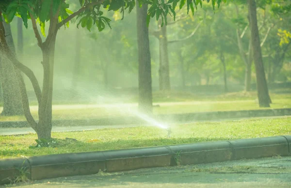 Автоматический Газонный Дождеватель Поливающий Зеленую Траву Солнечные Летние Дни Дождеватель — стоковое фото
