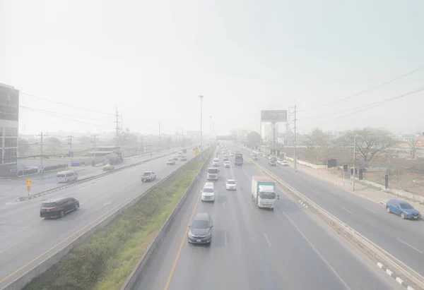 Pathum Thani Thailand March 2023 汽车在高速公路上行驶 造成空气污染 Pm2 5覆盖城市的烟雾和微尘 被污染的空气肮脏的环境城市有毒灰尘 — 图库照片