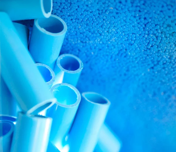 Blaue Rohre Und Kunststoffpellets Als Rohstoff Für Die Produktion Blauer — Stockfoto