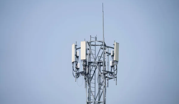 Telecommunication Tower Antenna Gray Sky Radio Satellite Pole Communication Technology — Stock Photo, Image