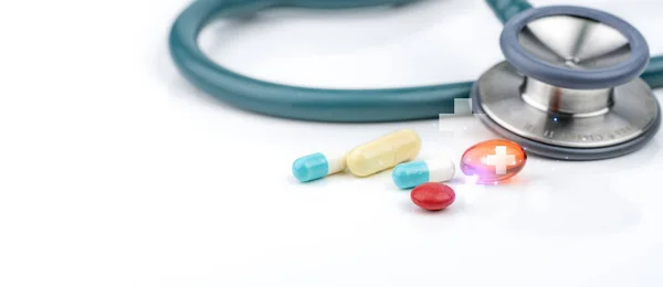 Tabletta Kapszula Tabletták Sztetoszkóppal Fehér Alapon Egészségügyi Orvosi Koncepció Receptköteles — Stock Fotó