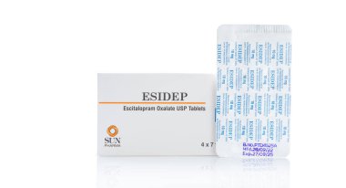 CHONBURI, THAILAND-FEBRUARY 18, 2023: su toplayan tablet. Büyük depresif bozuklukların tedavisi için Escitalopram hapları, genel anksiyete bozukluğu. Antidepresan ilaç. Reçeteli ilaç..