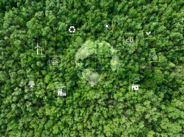 Sürdürülebilir enerji. Karbon nötr ve net sıfır emisyon kavramı. Ormandaki yeşil ağaçlar fabrikadan karbon yakalıyor. Fabrika rüzgar ve güneşten gelen yenilenebilir enerji kullanarak karbondioksiti azaltıyor. Yeşil enerji.