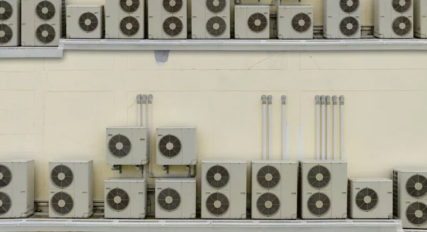 Veel Condensoreenheden Van Airconditioners Zijn Geïnstalleerd Betonnen Bouwwand Airconditioner Onderhoud — Stockfoto