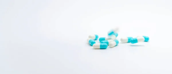 Pillola Capsule Antibiotiche Che Cade Sfondo Bianco Bandiera Della Farmacia — Foto Stock