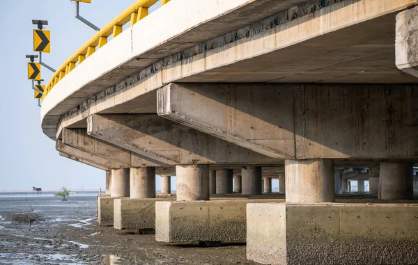 海上钢筋混凝土桥的结构 混凝土桥的底部视图 混凝土桥梁工程建设 具有坚固立柱结构的现代水泥桥 基础设施 — 图库照片