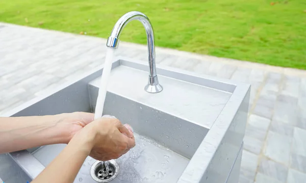 Conceito Dia Mundial Água Mulher Lavando Mãos Com Água Torneira — Fotografia de Stock