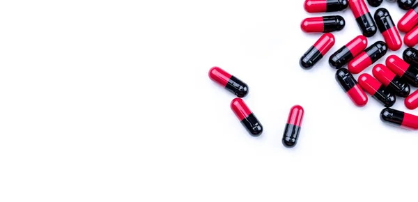 Top View Rood Zwarte Antibiotica Capsule Pillen Witte Achtergrond Voorgeschreven — Stockfoto
