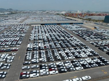 Fabrika otoparkındaki yeni arabaların hava görüntüsü. Arka arkaya park edilmiş manzaralı arabaların üstünde. Otomotiv endüstrisi. Lojistik işi. Depoya yeni araba ithal et veya ihraç et. Liman terminalindeki büyük otopark.