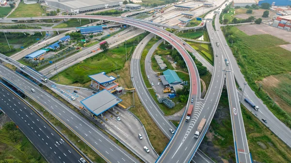 公路交汇处公路的空中俯瞰 俯瞰高架道路 交通要道和绿色花园 运输卡车和汽车在高速公路上行驶 现代城市的基础设施 — 图库照片