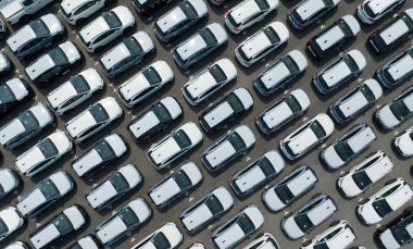 Fabrika otoparkındaki yeni arabaların hava görüntüsü. Arka arkaya park edilmiş manzaralı arabaların üstünde. Otomotiv endüstrisi. Lojistik işi. Depoya yeni araba ithal et veya ihraç et. Liman terminalindeki büyük otopark.