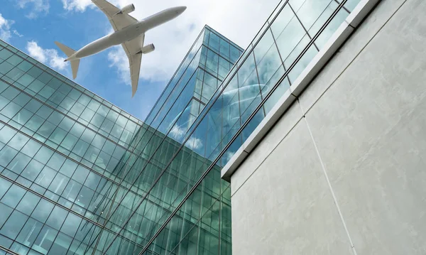 Avião Voando Acima Edifício Escritórios Moderno Fachada Exterior Arranha Céu — Fotografia de Stock