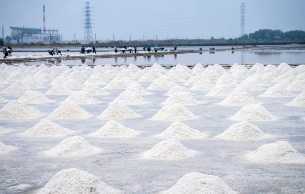 海塩農場と農場で働くぼかし労働者 塩を塩で 塩産業の原料 塩化ナトリウムだ 海水の蒸発と結晶化 白塩の収穫 — ストック写真