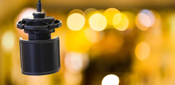 Microfone Condensador Profissional Para Gravar Voz Fundo Dourado Bokeh Profissional — Fotografia de Stock