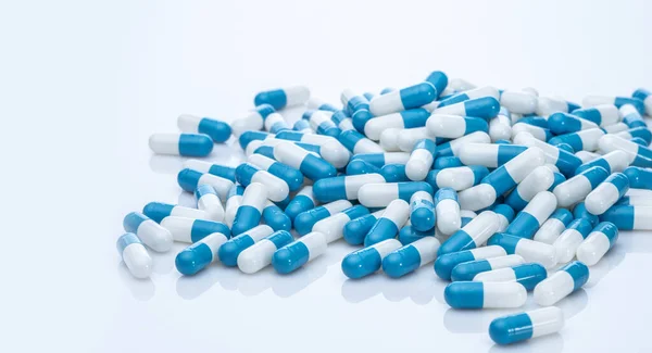 Mucchio Capsule Blu Bianche Prodotto Farmaceutico Prescrizione Droga Sanità Medicina — Foto Stock