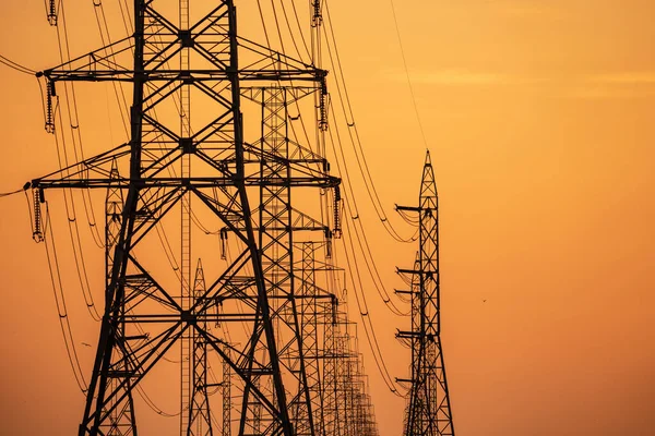 Högspänningstorn För Elöverföring Högspänningsledningar Elektrisk Pylon Mot Solnedgång Himmel Elektrisk — Stockfoto