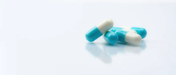 Cápsulas Azul Blancas Sobre Fondo Blanco Banner Farmacia Medicamento Recetado —  Fotos de Stock