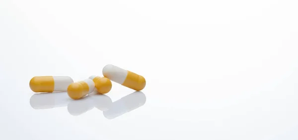 Gul Vit Probiotisk Kapsel Piller Vit Bakgrund Probiotiskt Tillägg Maghälsa — Stockfoto